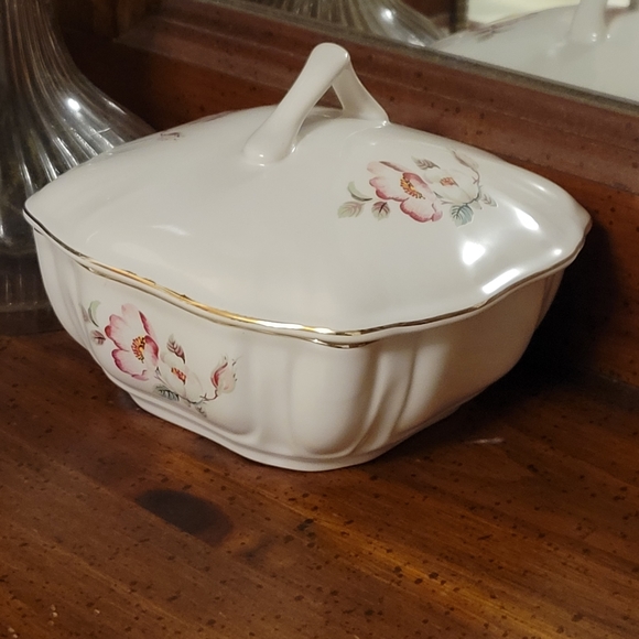 Vintage Vanity Set with antique mirror and complimenting trinket dish. - Picture 4 of 9